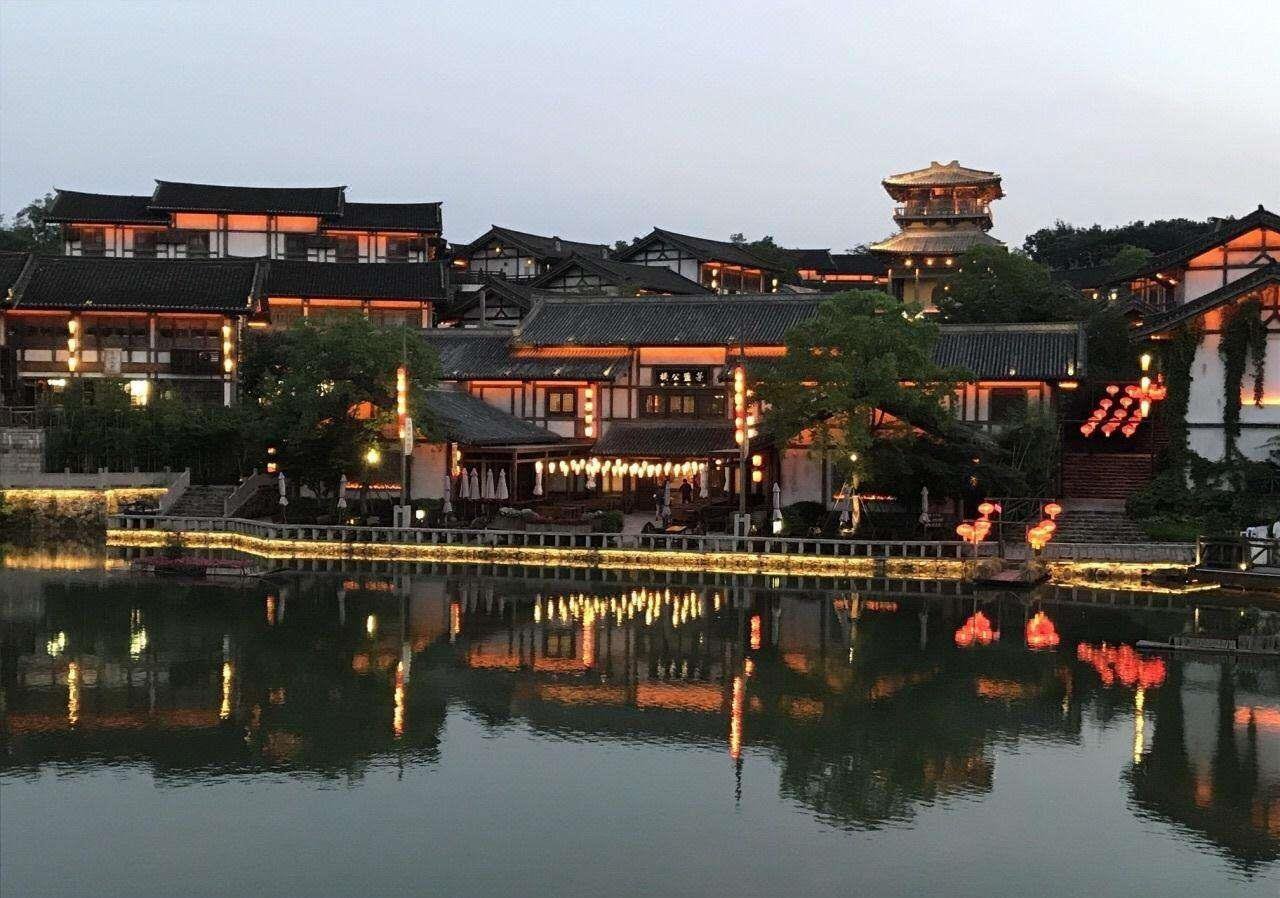 东方盐湖城六大主题山居客栈，夜宿山镇体验