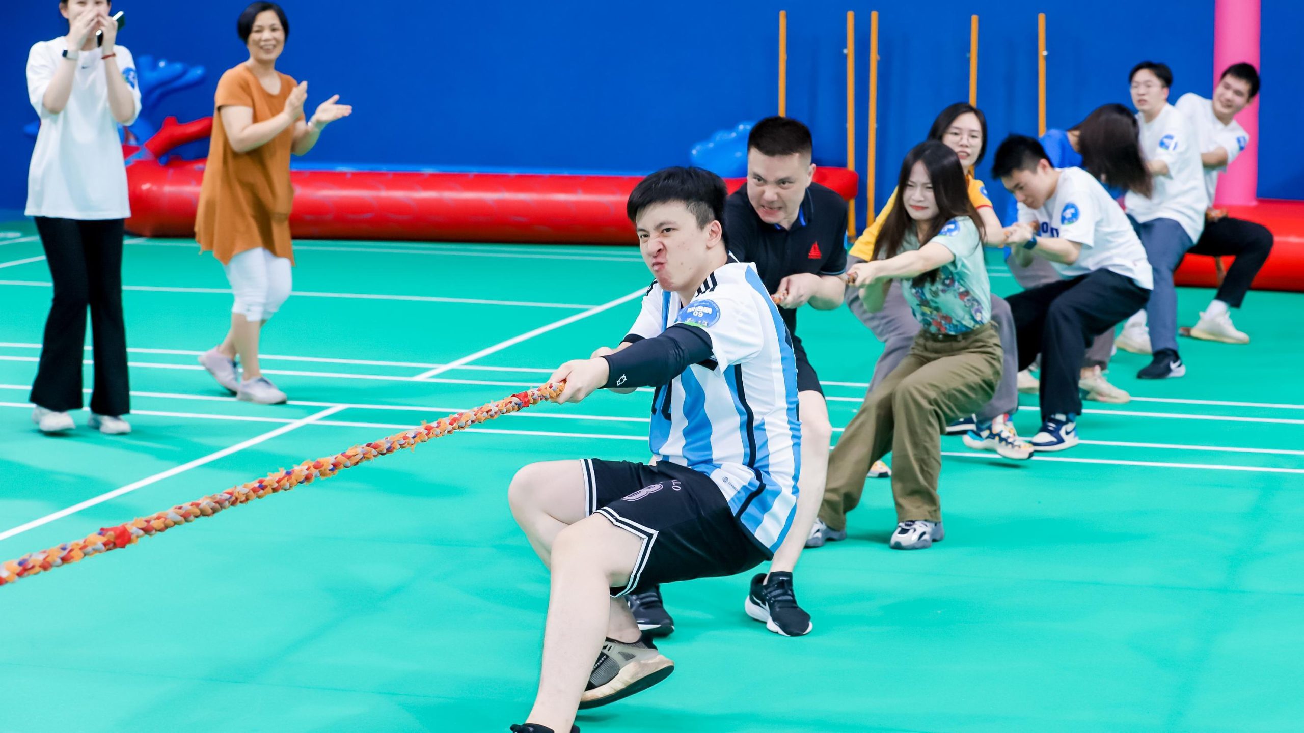 企业趣味运动会拔河比赛现场