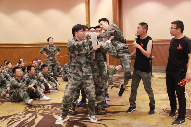 南京10人小团队拓展培训怎么排？半天狼性课程 急速六十秒+合力筑塔+抱团打天下全流程
