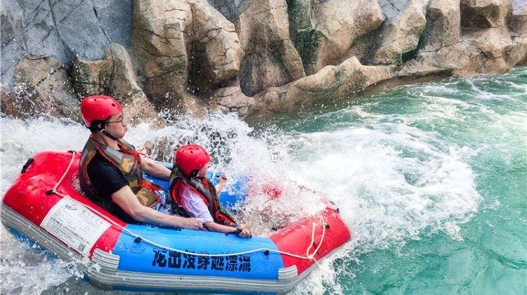 龙出没穿越漂流，家长与孩子同乘皮筏