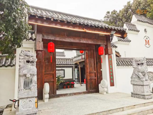 中式四合院轰趴馆大门，红灯笼石狮子