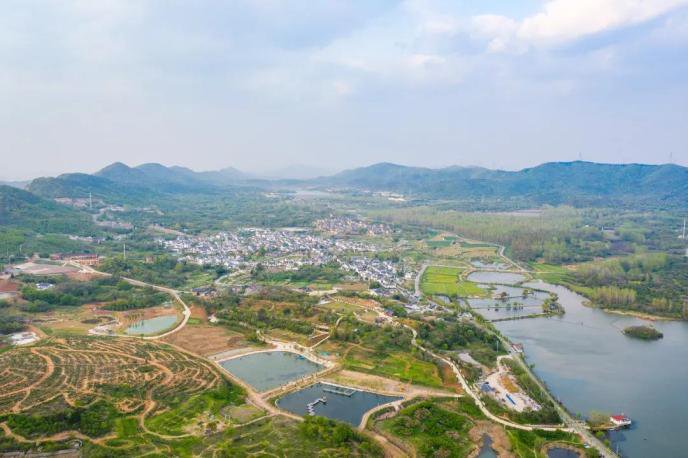 南京江宁佘村全景航拍，村庄水库梯田与群山